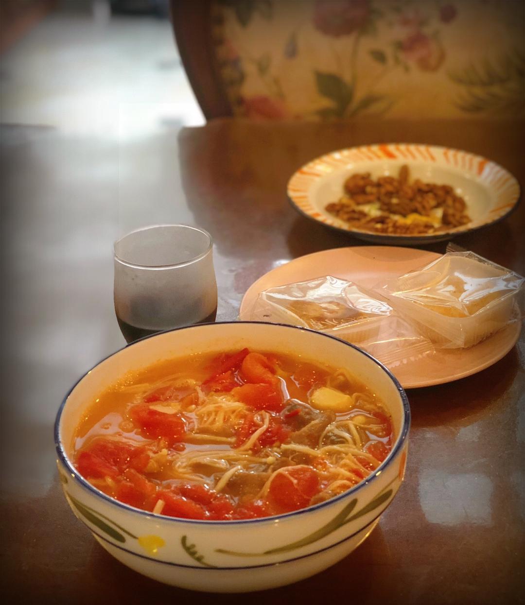 金针菇肥牛番茄锅