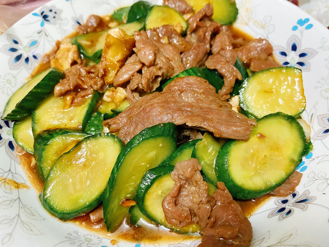 幸福的小主妇e60i做的yo青瓜炒牛肉