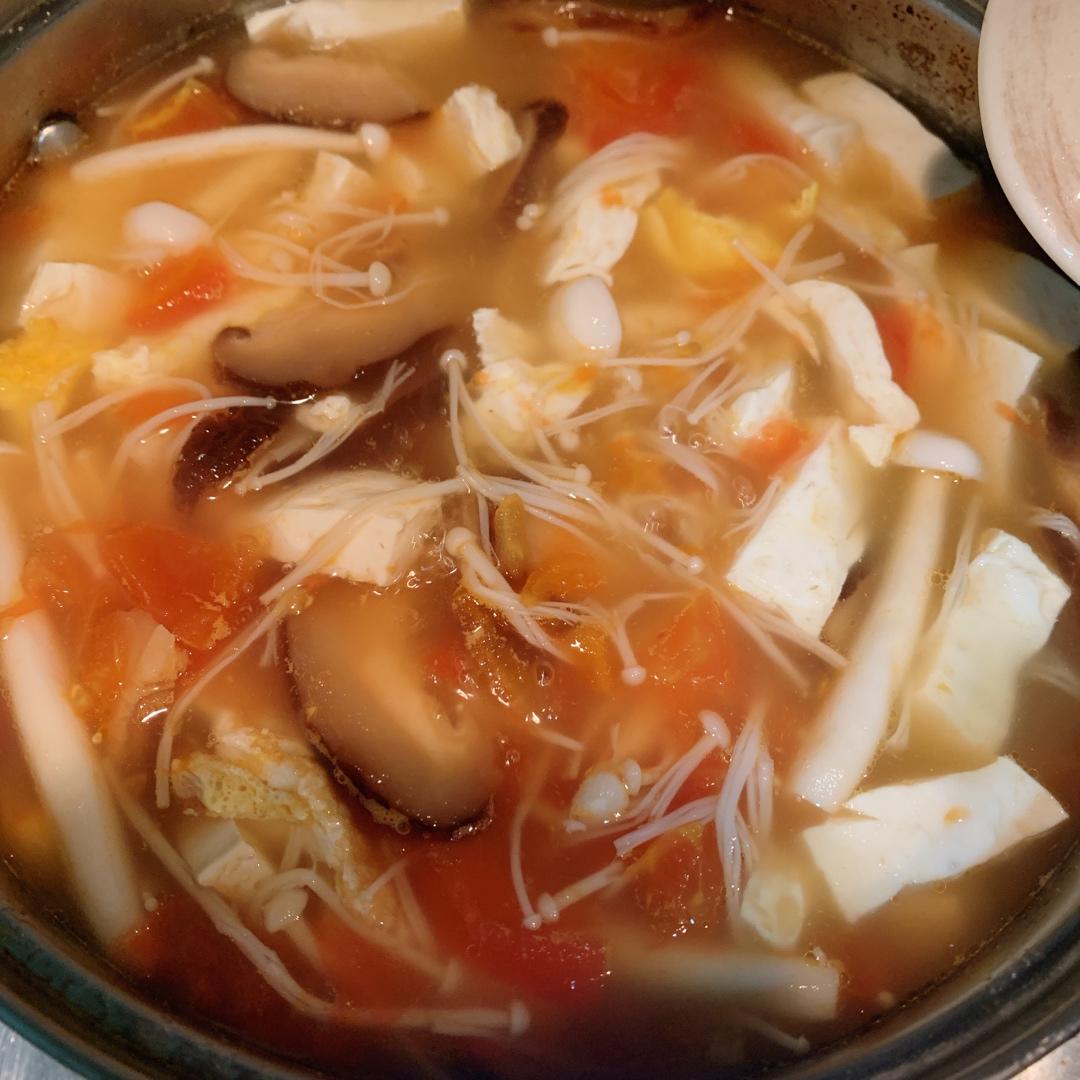 鲜掉眉毛的菌菇豆腐汤