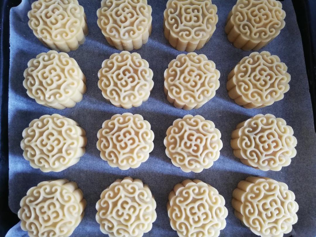 广式莲蓉（豆沙）蛋黄月饼（超详细步骤）