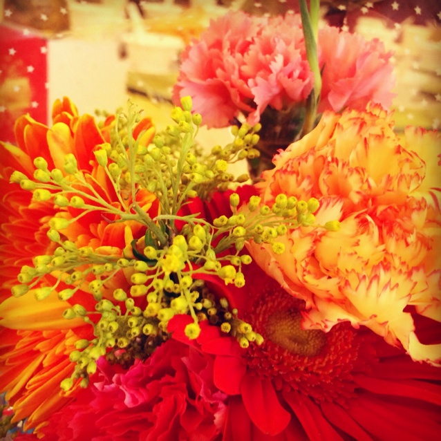 厨房、餐桌、阳台上的鲜花