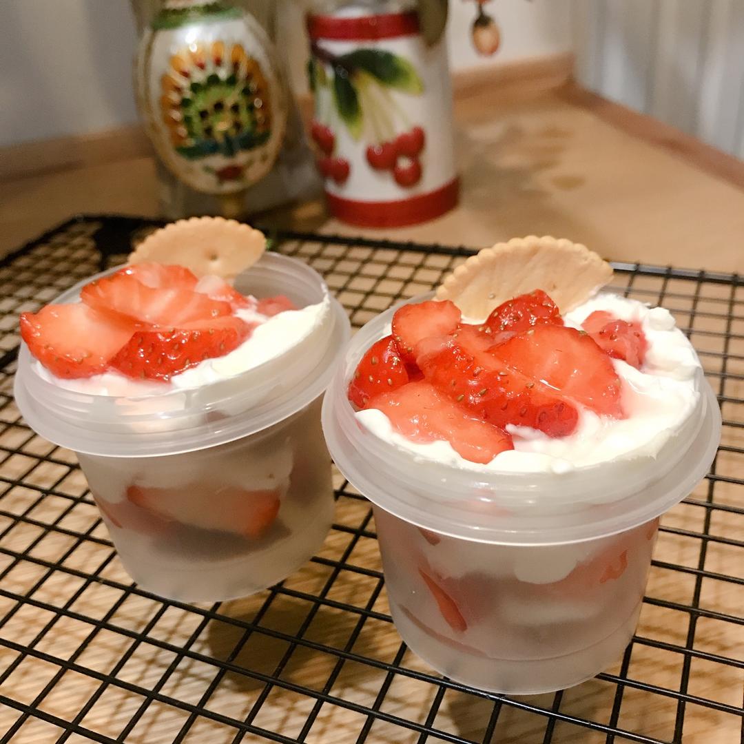 日不落天黑黑黑眼圈某per做的椰奶酒香草莓芝士杯(超快手呱呱杯)