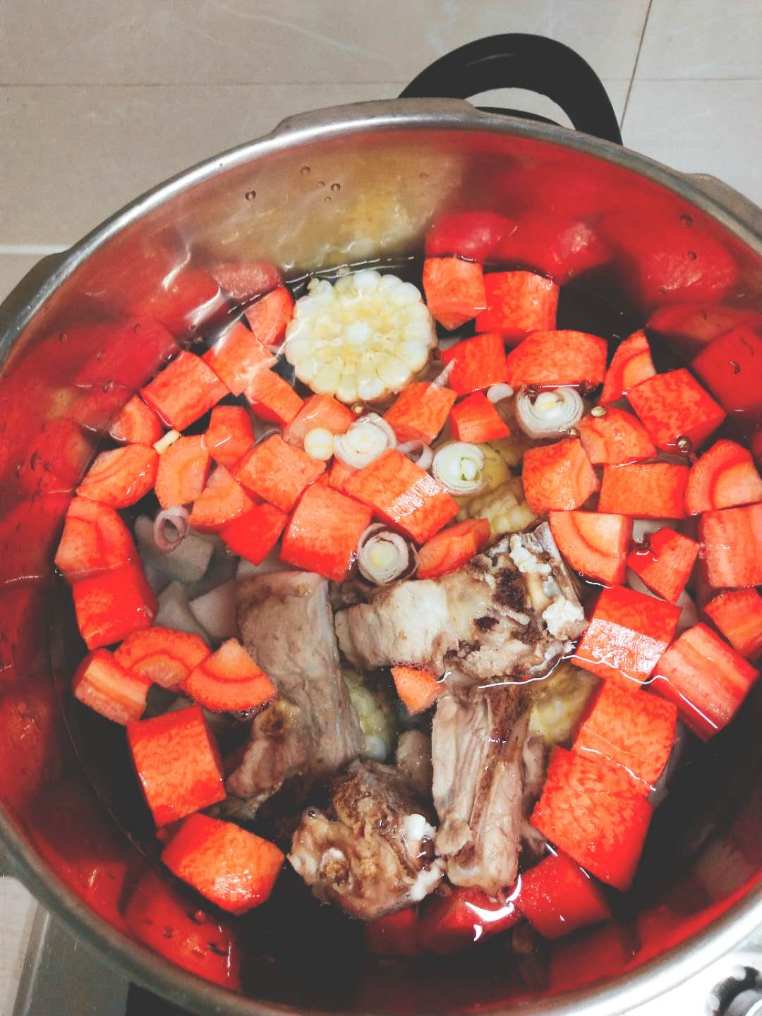 山药胡萝卜玉米排骨汤的做法 步骤3