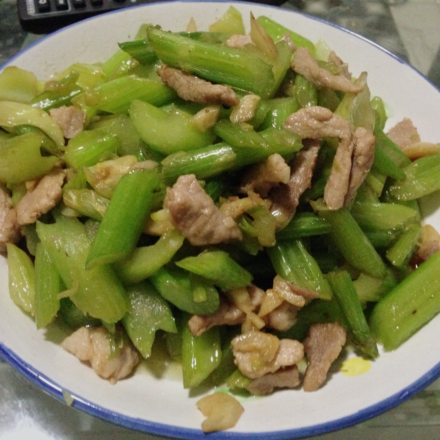 携带快乐做的芹菜炒肉