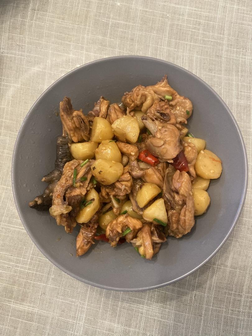 土豆炖鸡肉(一定要多煮点饭，否则不够吃)