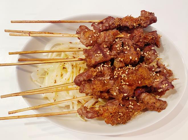 小吃｜新疆羊肉串—鲜味十足（另附洋葱烤法）的做法