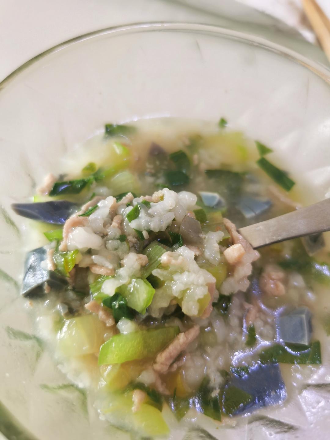 妈妈👩教我做的皮蛋瘦肉粥🥣简单快捷美味😋
