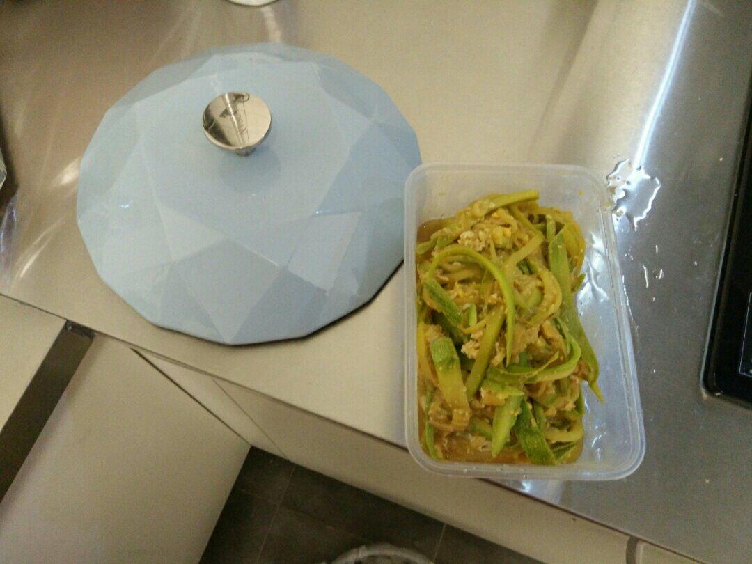【健康三餐】泰式炒西葫芦“面条”（附不同擦丝工具比较）