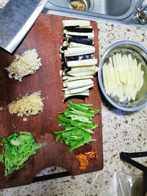 下饭菜—砂锅版油焖茄子/土豆条的做法 步骤1