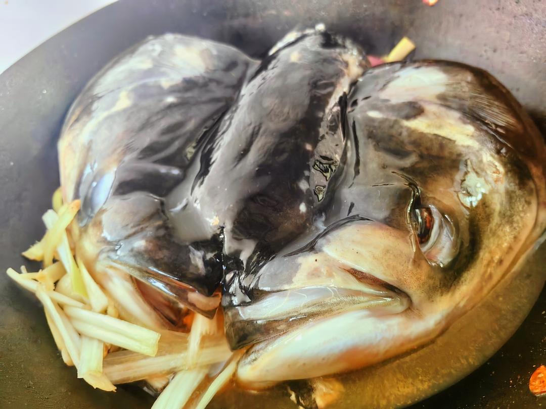 鱼头炖豆腐~味道特别鲜美，营养又下饭