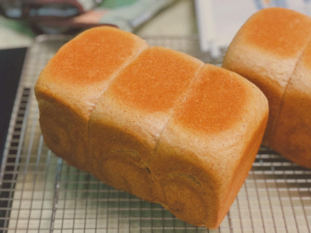 柔软的蜂蜜牛乳全麦吐司