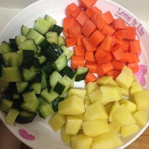 黄瓜土豆鸡肉胡萝卜丁的做法 步骤1