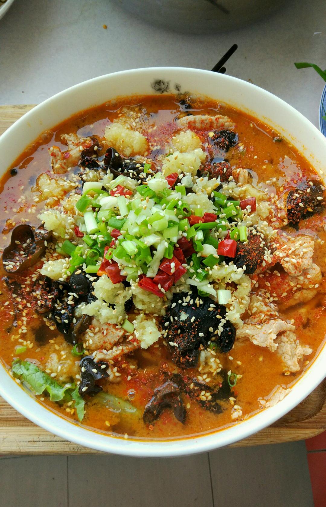 适量红油郫县豆瓣两勺蒜末一小碟葱末适量姜片三片白芝麻一勺水煮肉片