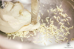 经典面包复刻：葱香肉松卷的做法 步骤3