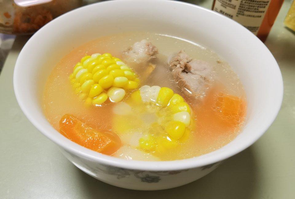 胡萝卜玉米排骨汤