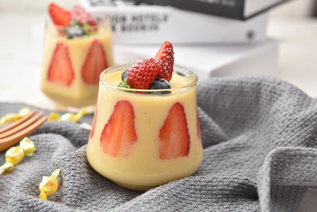 不用模具不用烤箱～草莓芒果杯子慕斯的做法 步骤10