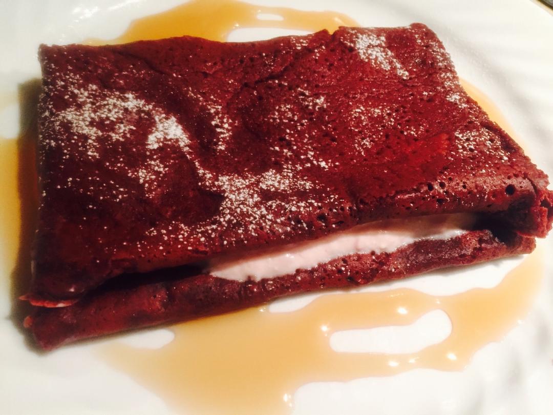 红丝绒薄烤饼和草莓马斯卡彭奶酪酱 red velvet pancake with strawberry mascarpone cheese
