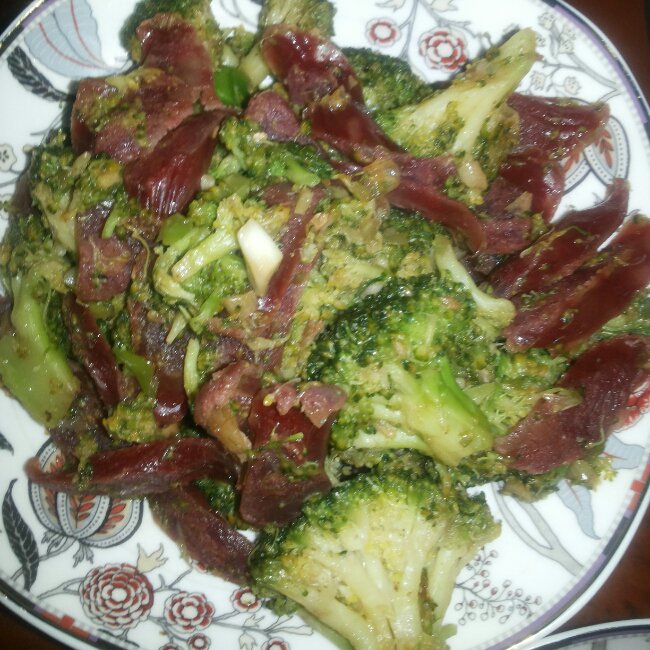 蒜香西兰花炒脆皮肠