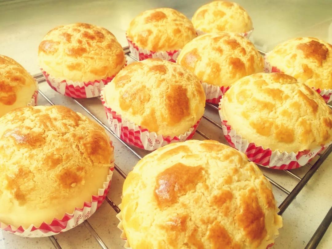 做100款面包の12：在家开茶餐厅!港式菠萝包 –不划格子自然裂开的香酥脆皮！菠萝油/酥皮包