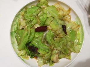 炝炒圆白菜(实拍图，从不修图)的做法 步骤6