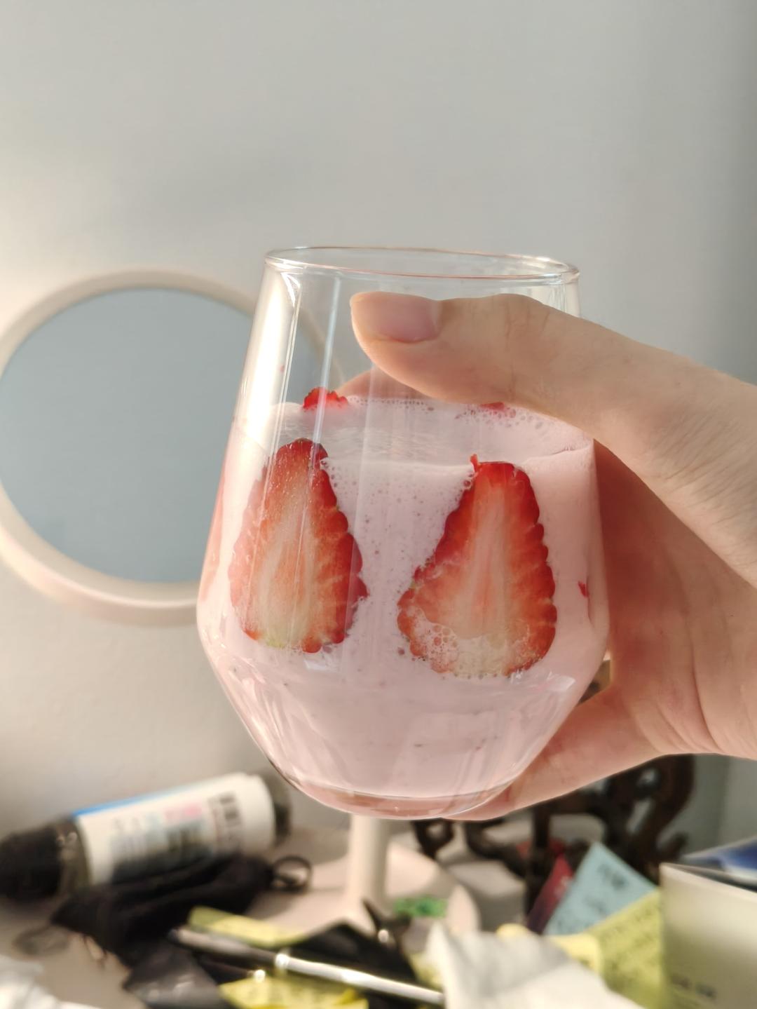 草莓奶昔！比K22好喝多了，在家就能做