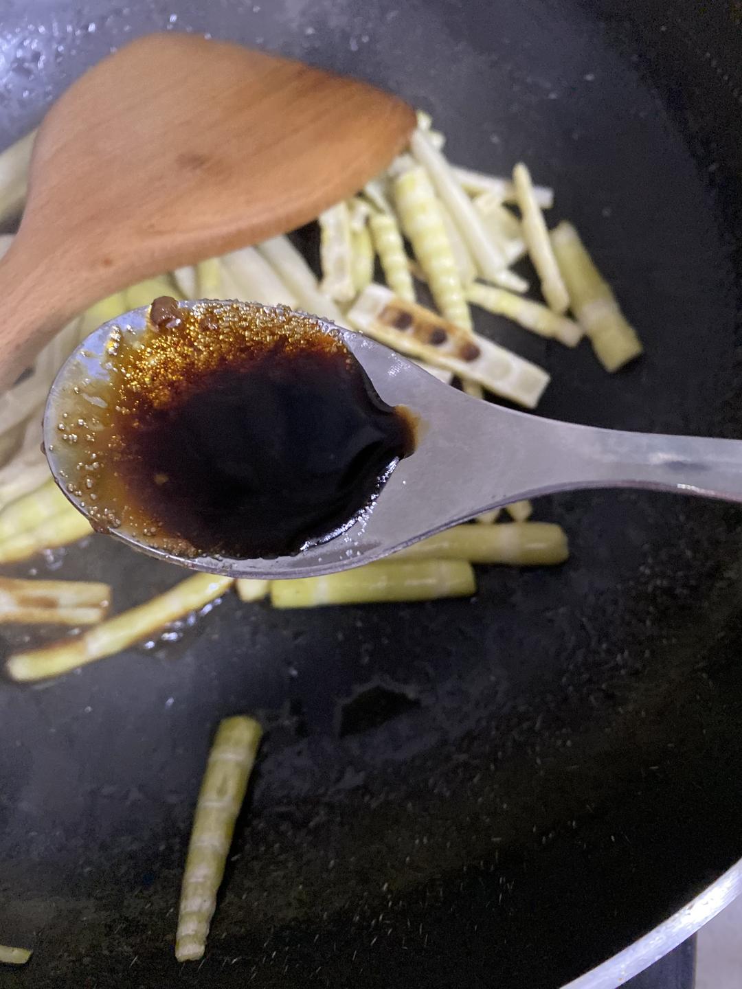 油焖·超市冷柜的那种密封的不是新鲜的·笋的做法 步骤7