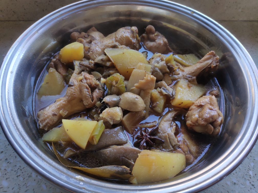 鸡腿口蘑炖土豆(鸡翅根蘑菇土豆)的做法