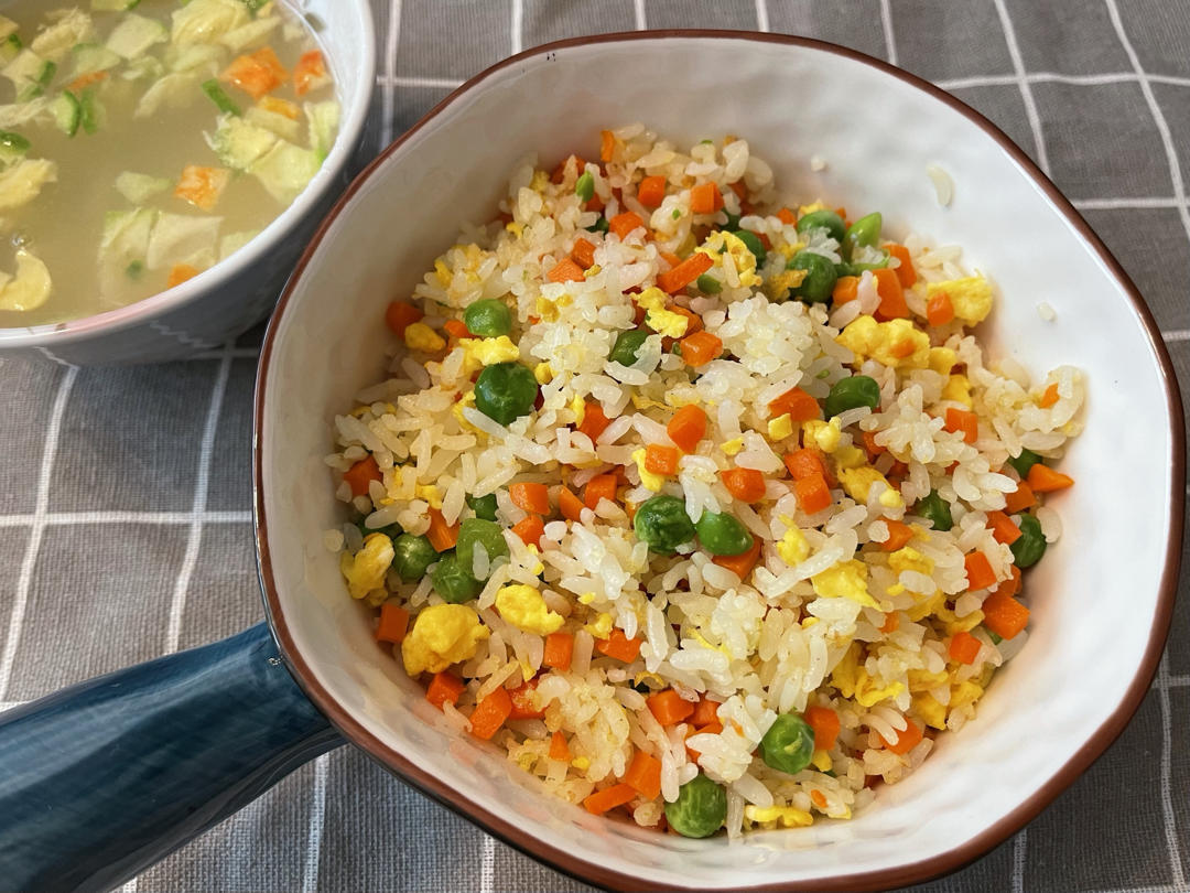 翡翠蝉本尊做的豌豆胡萝卜炒饭