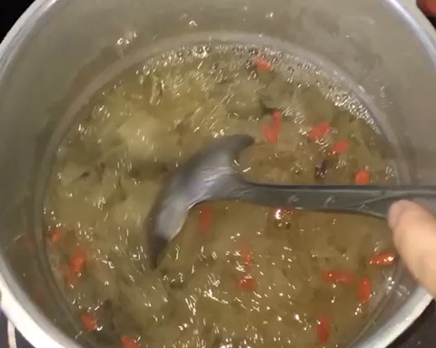 银耳红枣枸杞汤                                      (高压锅版)                                       准出胶