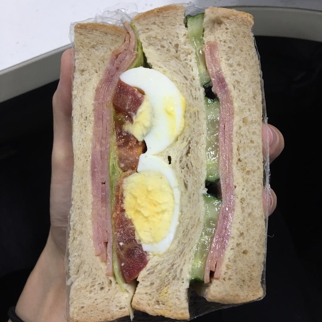 火腿鸡蛋三明治