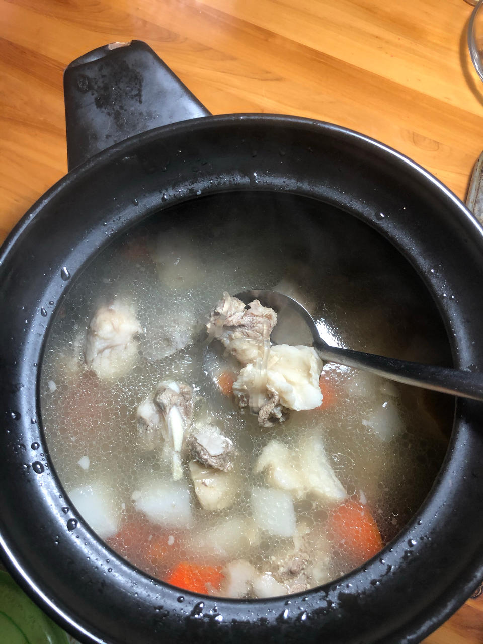 清炖羊排，老爸的拿手菜，汤鲜味浓，羊肉软烂，连萝卜都非常好吃