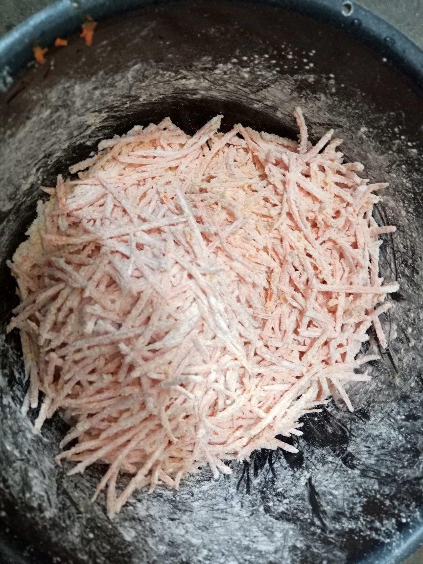 蒸红萝卜丝