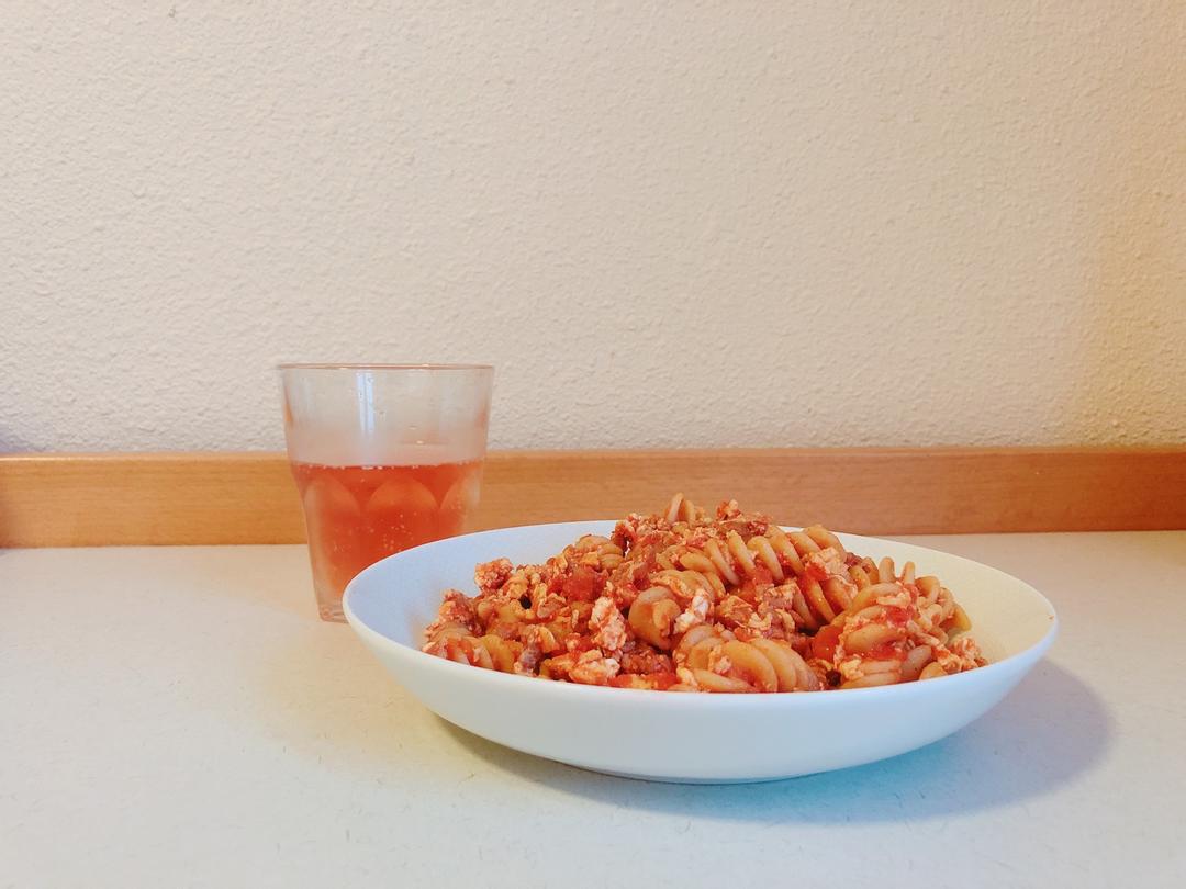 蛋香吞拿红酱意面