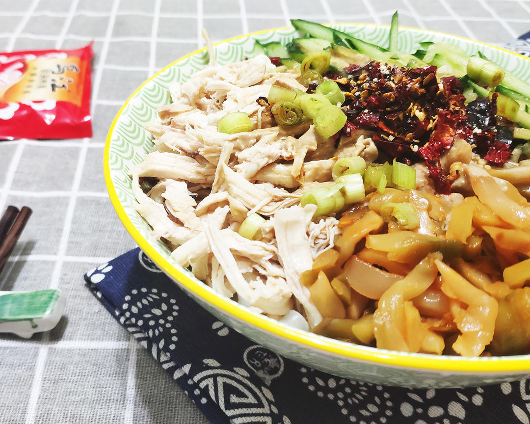 刚发工资，赶紧买了包涪陵榨菜，做一碗鸡丝榨菜凉面，半个月工资没了！