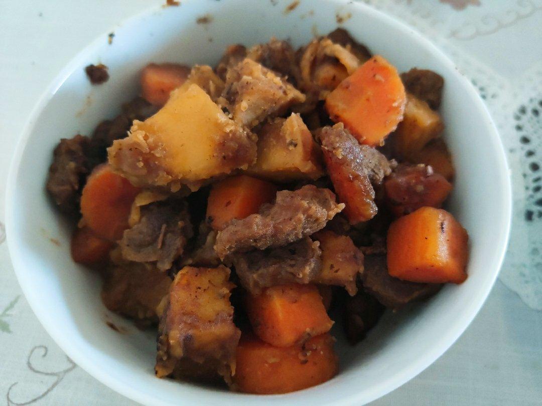 又软又入味的牛肉烧胡萝卜土豆