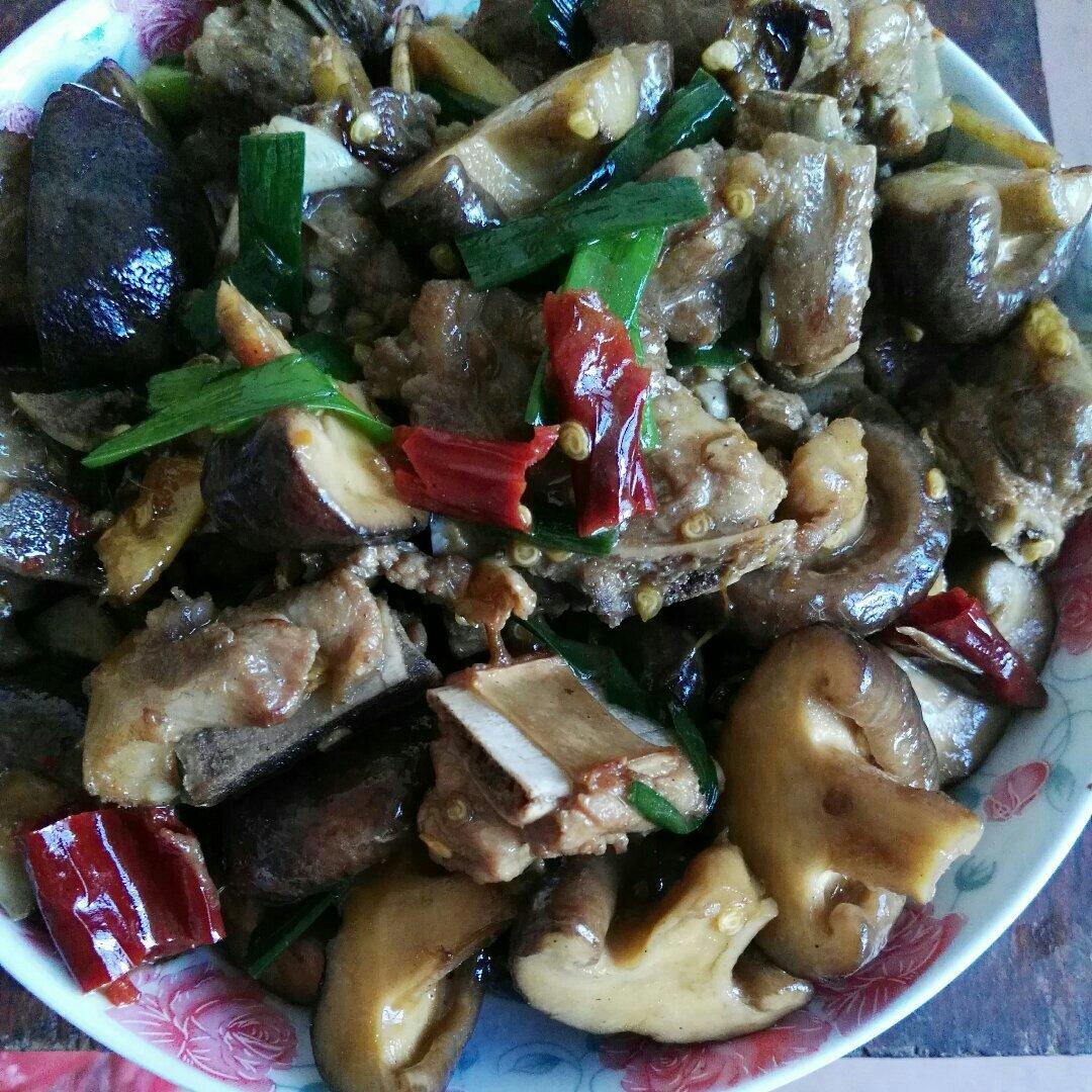 他家媳妇做的香菇焖排骨
