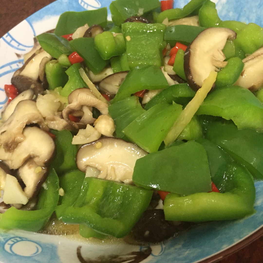 青椒炒香菇