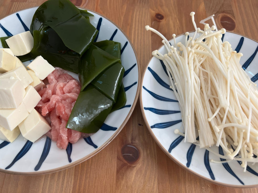 海带豆腐金针菇瘦肉汤+小米蒸肉丸+菠菜蛋羹【4月北鼎蒸炖锅食谱】