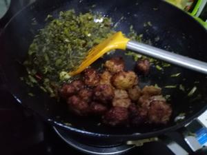 咸菜焖肉圆的做法 步骤6
