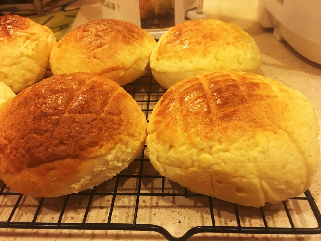 好吃到炸裂的港式菠萝包（附带制作酥皮的小视频）