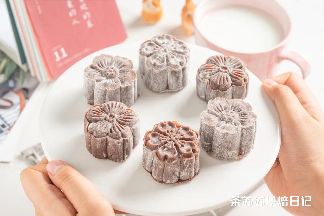 【黑巧冰酪】也可以说是巧克力冰皮月饼的做法