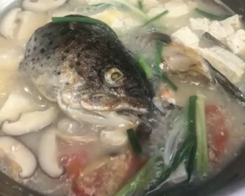 不腥的三文鱼头汤的做法