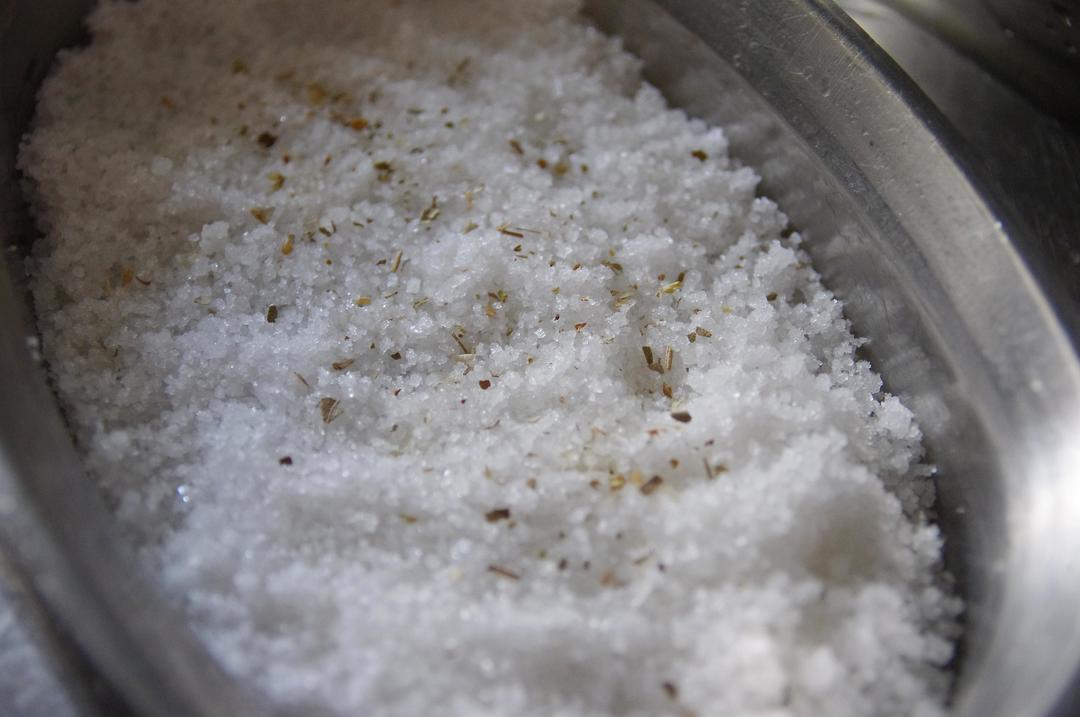 盐焗罗非鱼的做法 步骤3