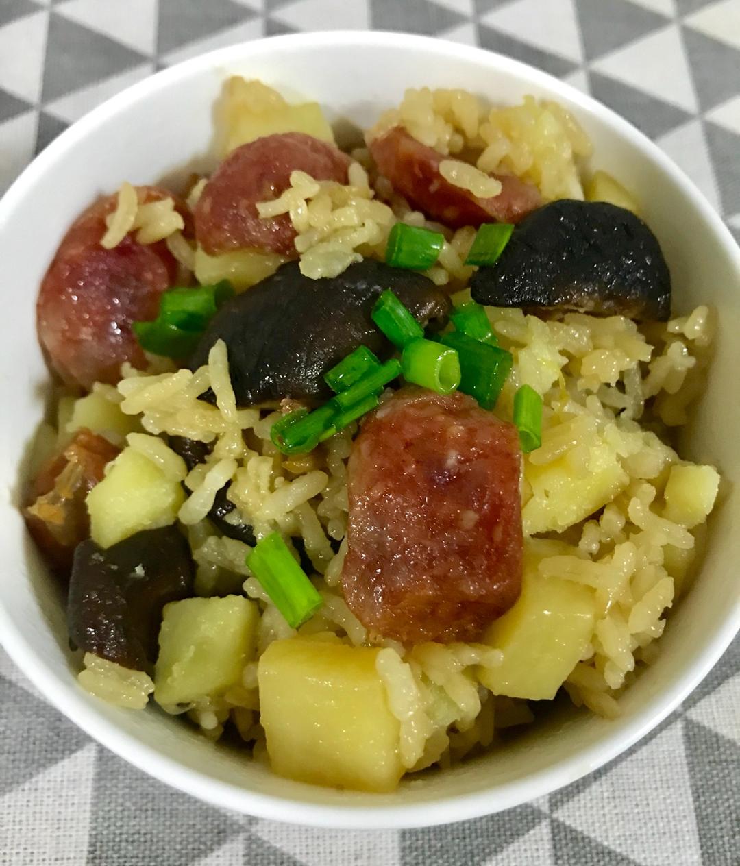 香菇腊肠土豆焖饭