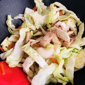 韩式泡菜五花肉炒乌冬面的做法 步骤4