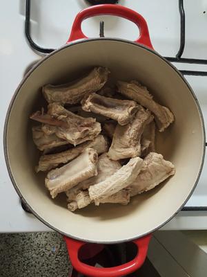 小红锅里的炖排骨的做法 步骤2
