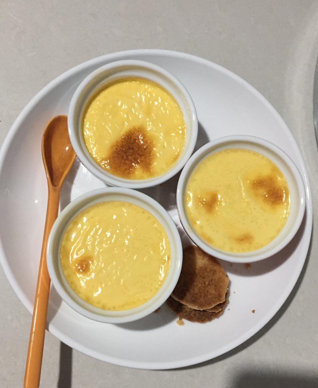 Crèmebrulée。法式烤布雷。焦糖布丁。