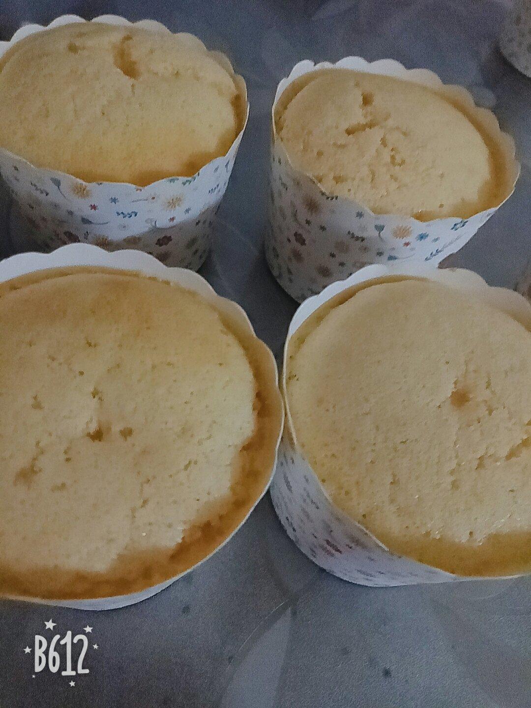 全蛋法打发原味海绵杯子蛋糕
