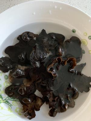 具有减肥功效的五色时蔬——西葫芦杏鲍菇炒木耳的做法 步骤2