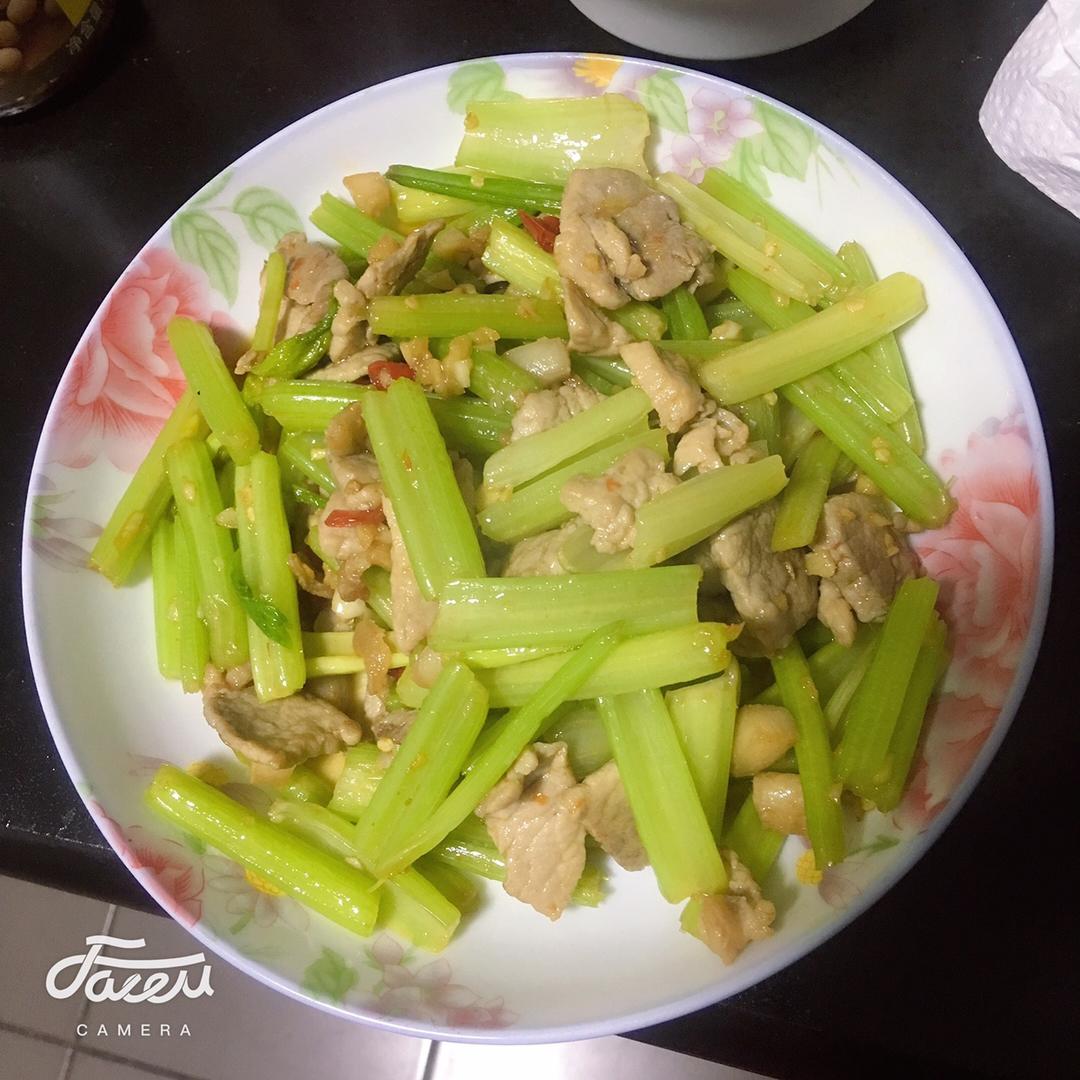 香芹炒肉家常下饭菜！